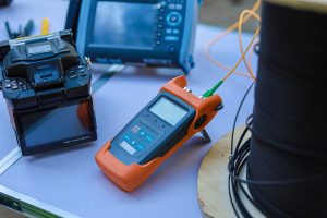 Professional testing of fiber optic connections. Measurement of the throughput of the optical fiber network. Expert work in the IT industry.